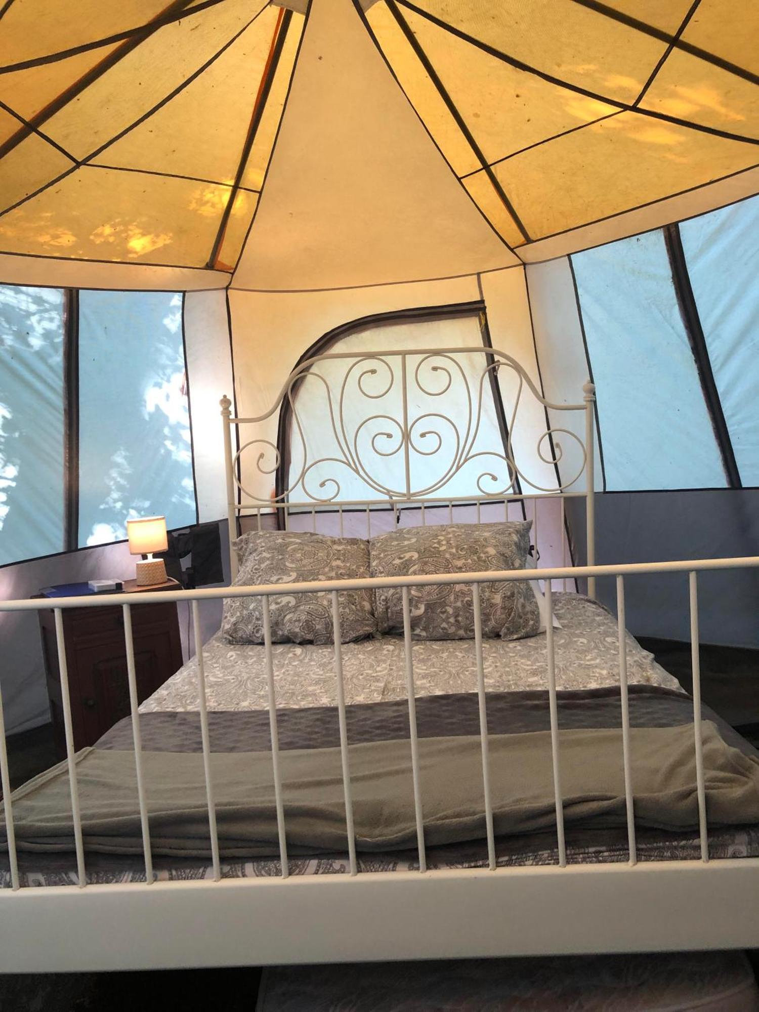 Camping Au Lac Du Drennec Glamping Tent Commana Exteriér fotografie